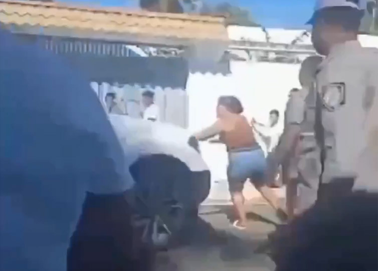 Conductor intenta atropellar mujer en presencia de la policía