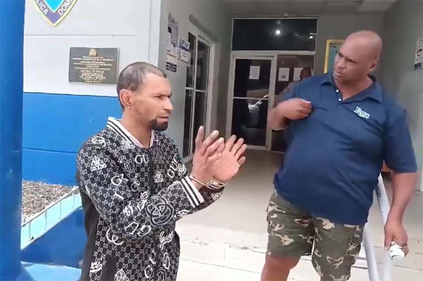 Hombre afirma ‘Los gallos me hablan y me dicen que entre a buscar plátanos’