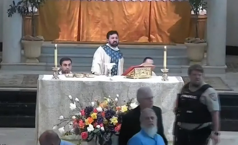 Menor armado irrumpe durante la misa de Primera Comunión de 60 niños en EE.UU.