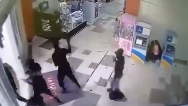 Video muestra cómo fue asalto a entidad bancaria en Santiago