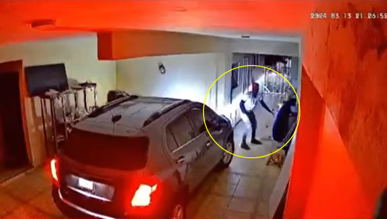Hombre gritaba por auxilio mientras era agredido en marquesina en Santiago