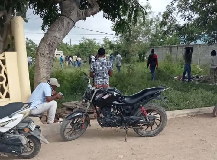 Hallan hombre muerto en un solar baldío en SPM