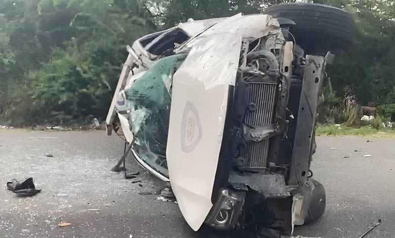 Camioneta de la Policía se accidenta con tres miembros a bordo