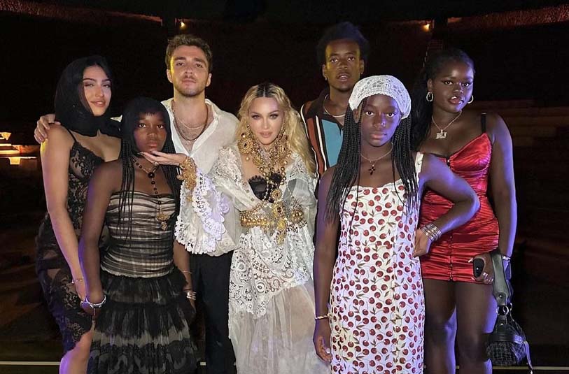 Madonna posa con sus seis hijos en una fiesta de cumpleaños