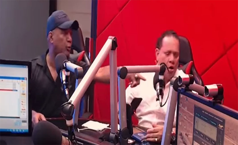 Comunicadores de programa de radio pelean en vivo