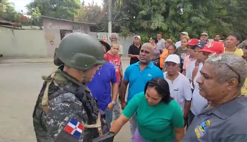 Mujer le agarra el miembro a coronel en una manifestación en Santiago