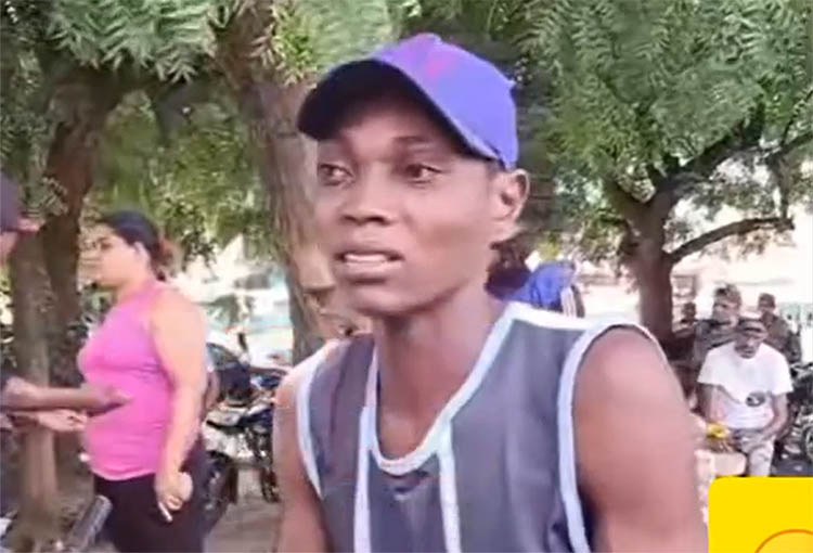 Haitiano va a la dirección de migración en Santiago para que lo deporten