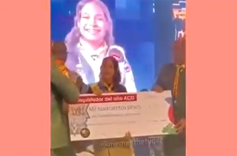Premio a joven recibe criticas en en San Cristóbal