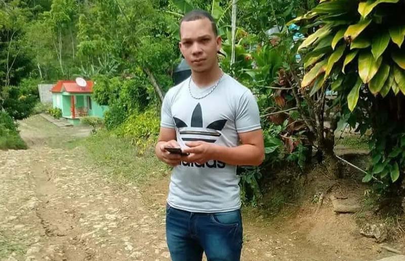 Joven muere al impactar contra un perro en Villa Trina