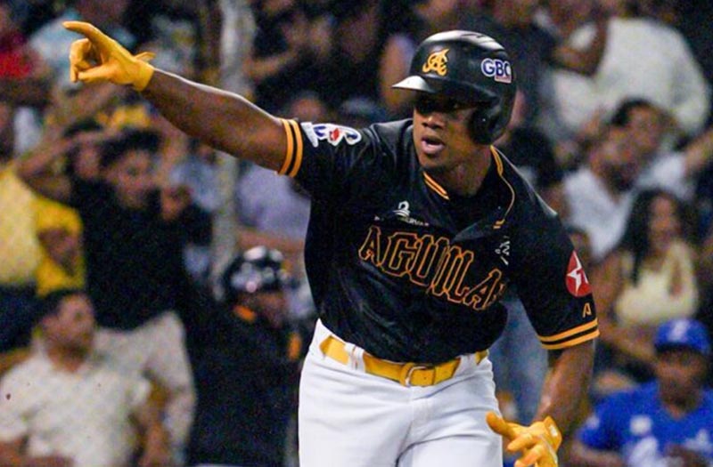 Eddys Leonard pega hit de oro y Águilas vuelven a vencer a Licey