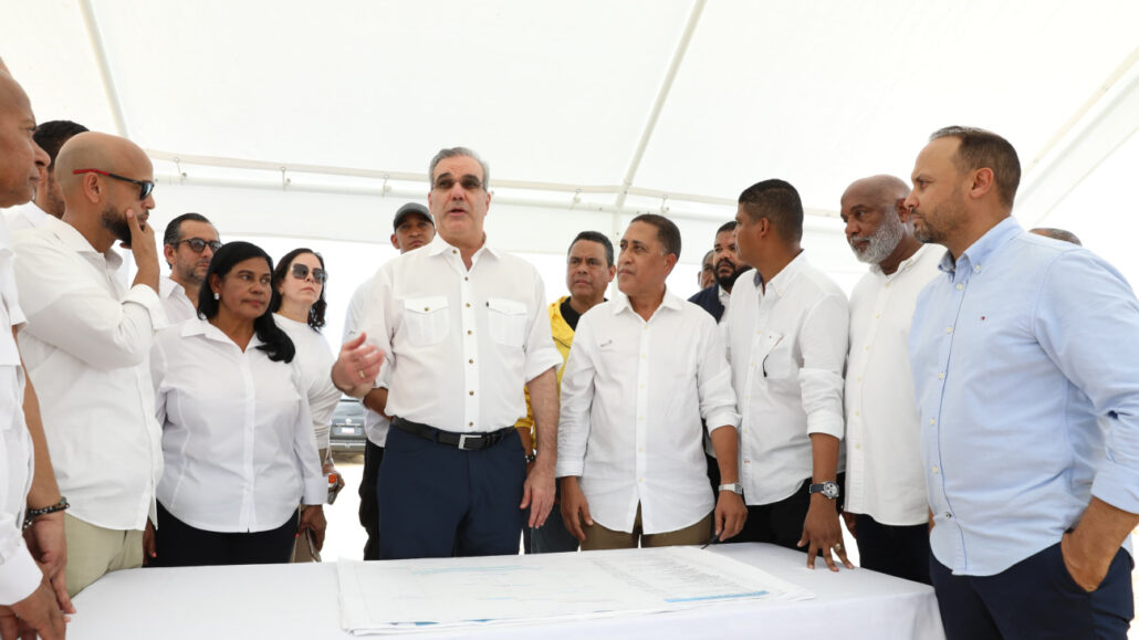 Abinader supervisa los trabajos del malecón de Nagua