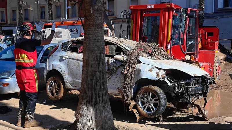 Una mujer fue rescatada tras pasar tres días atrapada en el interior de un coche