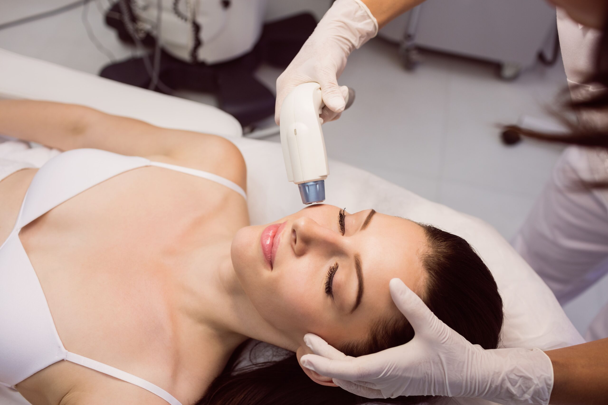 dermatologo-dando-masaje-facial-traves-levantamiento-sonoro-1.jpg