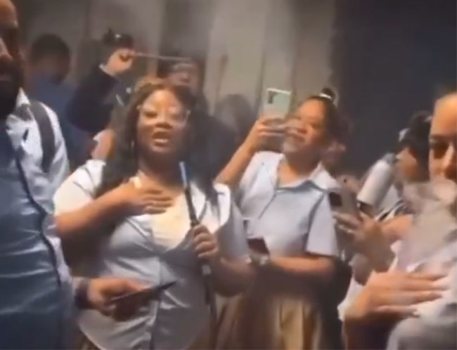 Grupo viral con uniformes y entonando el Himno Nacional
