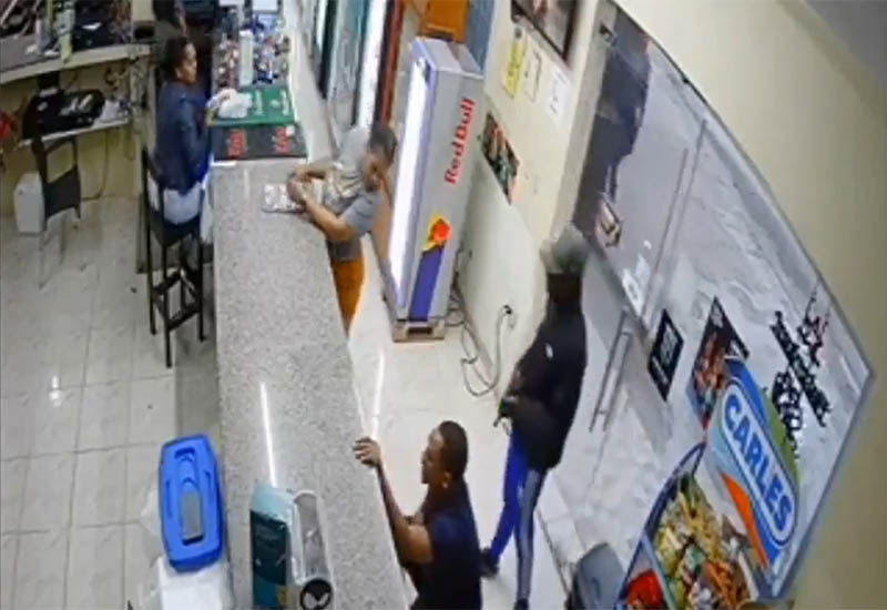 Atraco a mano armada en un Licor store en Verón - Punta Cana