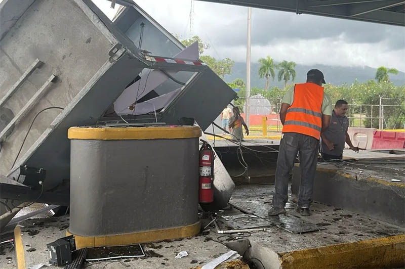 Empleada afectada tras patana impactar peaje en Santiago