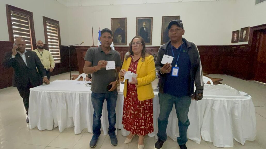 Gobernadora entrega más de 400 bonos navideños en Santiago