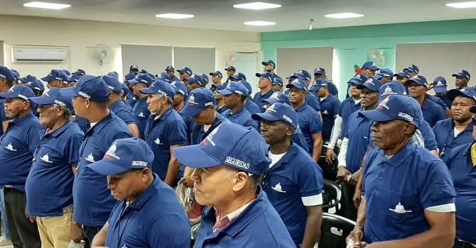 Educación entrega uniformes a personal de seguridad en Azua