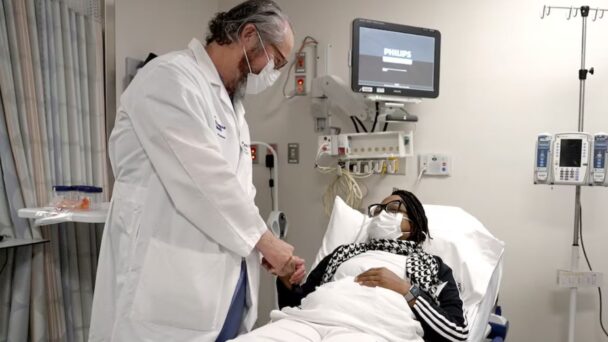 Towana-Looney-receptora-de-rinon-de-cerdo-recibe-la-visita-del-Dr.-Robert-Montgomery-de-NYU-Langone.jpeg