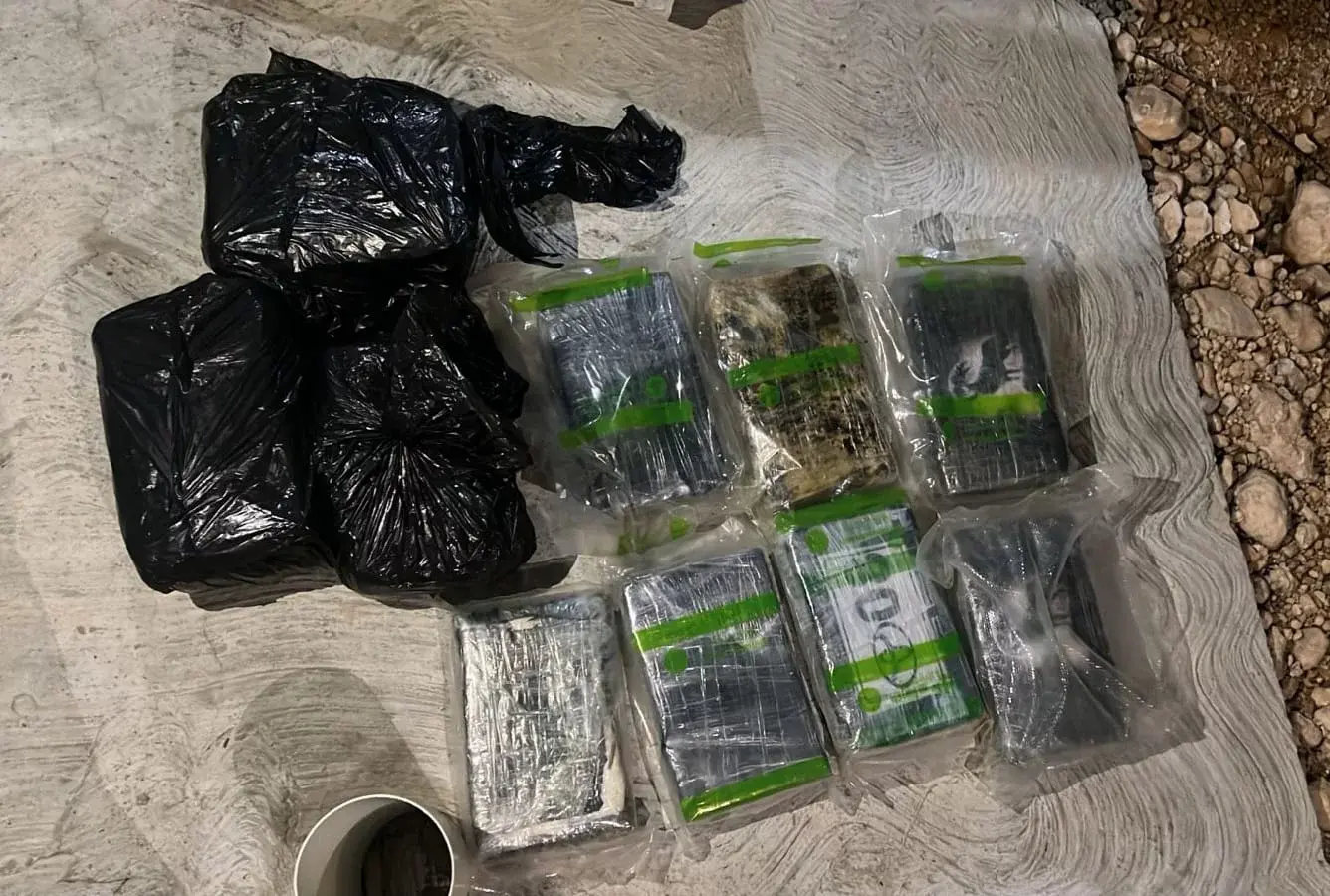 Apresan dos hombres con 13 paquetes de cocaína en Montecristi