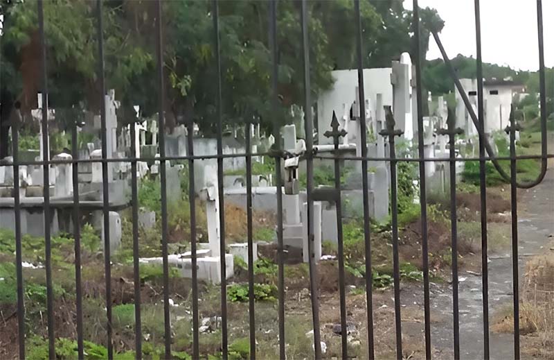 Hallan hombre adentro de una tumba en el cementerio viejo en Baní