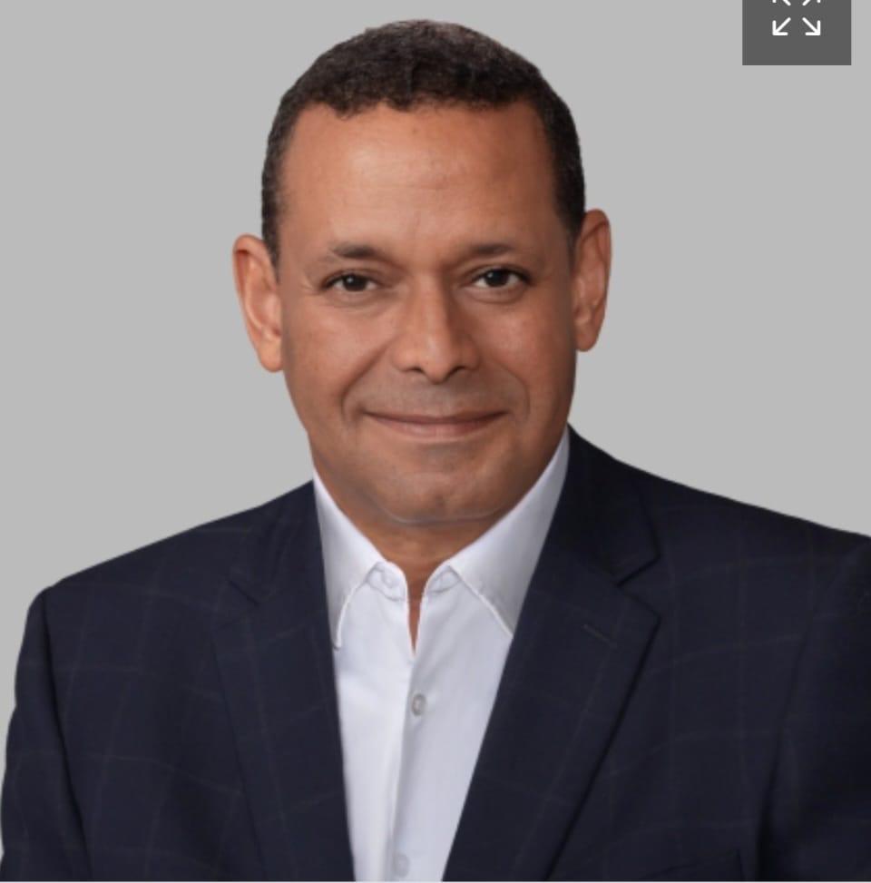 Reconocen trayectoria de Víctor Dumé