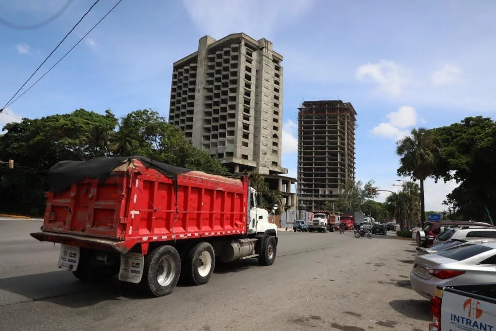 Prohíben circulación de vehículos pesados en el Malecón de Santo Domingo desde este viernes