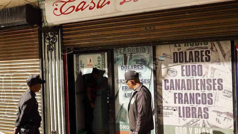 La Policía arresta a dos hermanos que asaltaron casa de cambio de tío