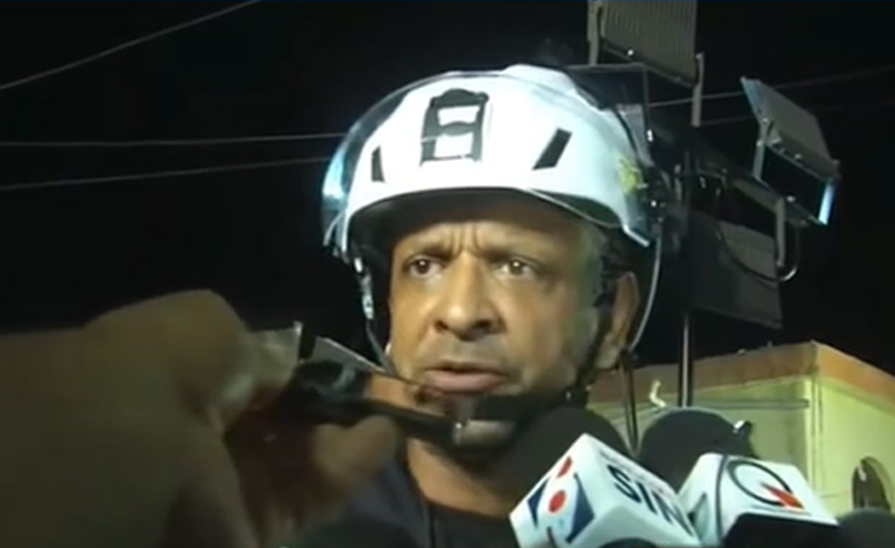Rescatan a dos personas tras quedar atrapadas en derrumbe