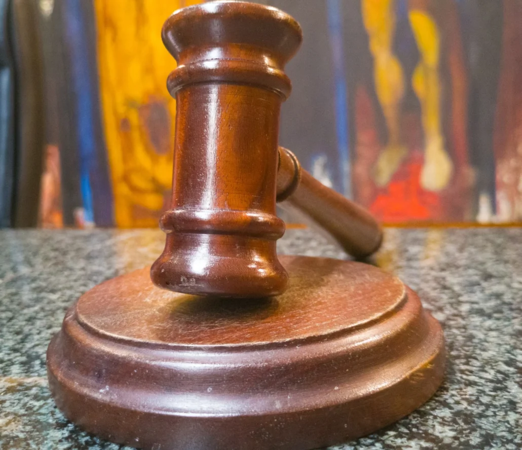 Madre denuncia le fue retirada la custodia de su hija sin justificación