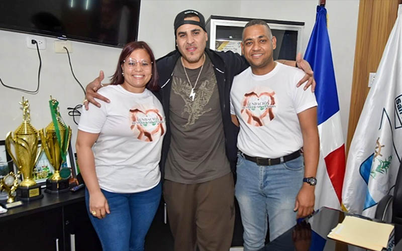 Bajista de Aventura, Max realiza donación solidaria en San Pedro