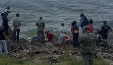Autoridades-y-couriosos-durante-el-rescate-de-mujer-Foto-Fuente-extrena.png