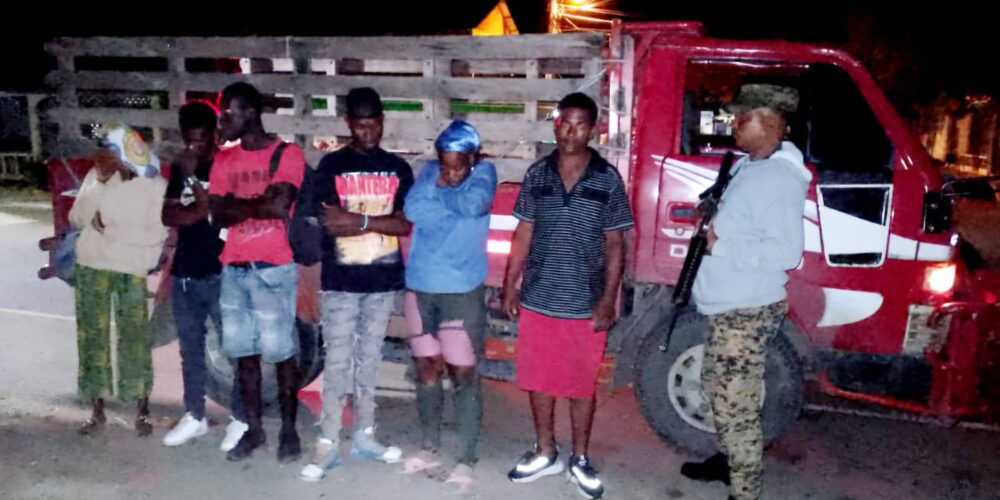 Arrestan camionero que ocultaba inmigrantes