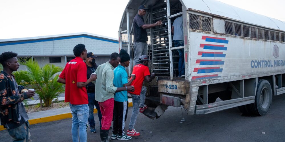 Migración deporta 31,213 extranjeros irregulares