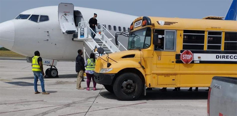 Llegan 109 dominicanos repatriados por Estados Unidos
