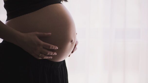 Mujer-en-estado-de-gestacion-608x342.jpg
