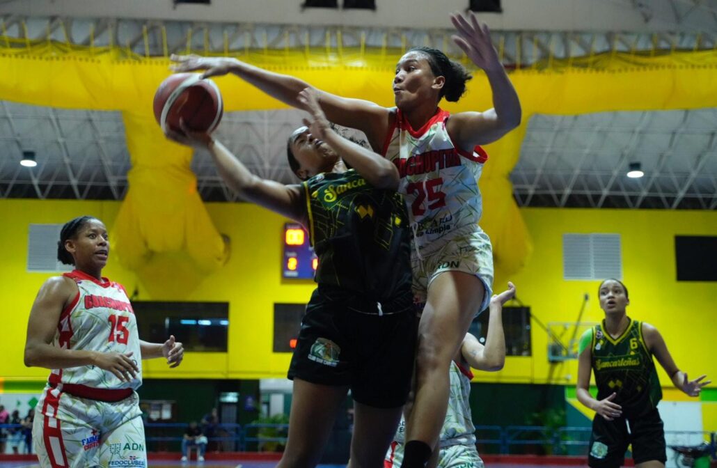 Accion-del-partido-entre-los-equipos-de-los-clubes-San-Carlos-y-Aguilas-de-Guachupita.jpg