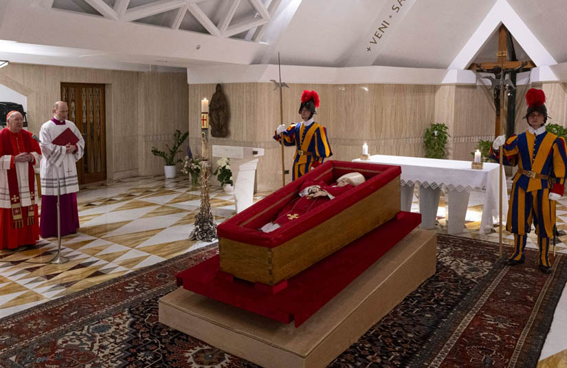 El Vaticano publica las primeras imágenes del papa Francisco en su féretro