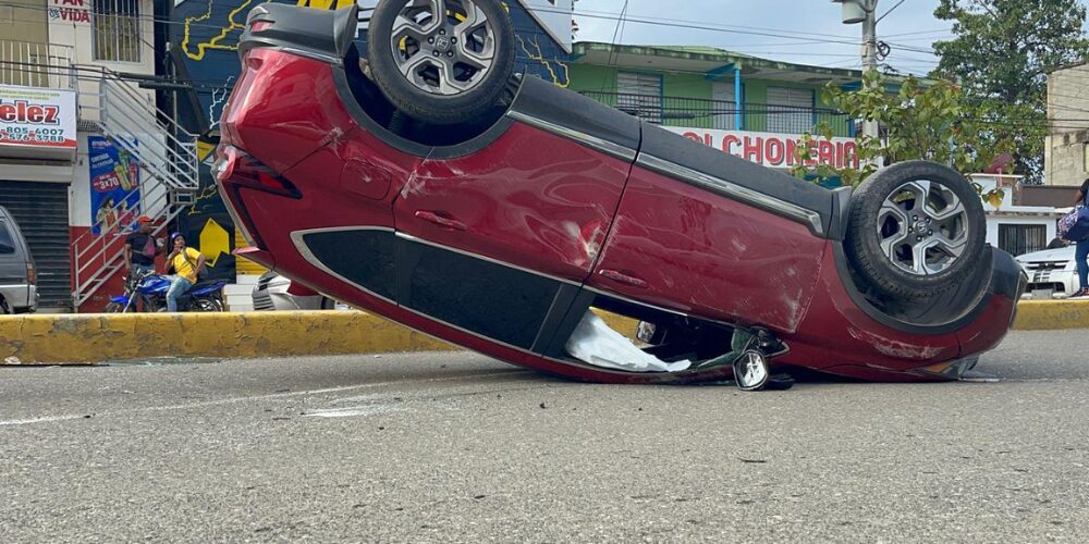 Tres personas lesionadas al volcarse jeepeta en Santiago