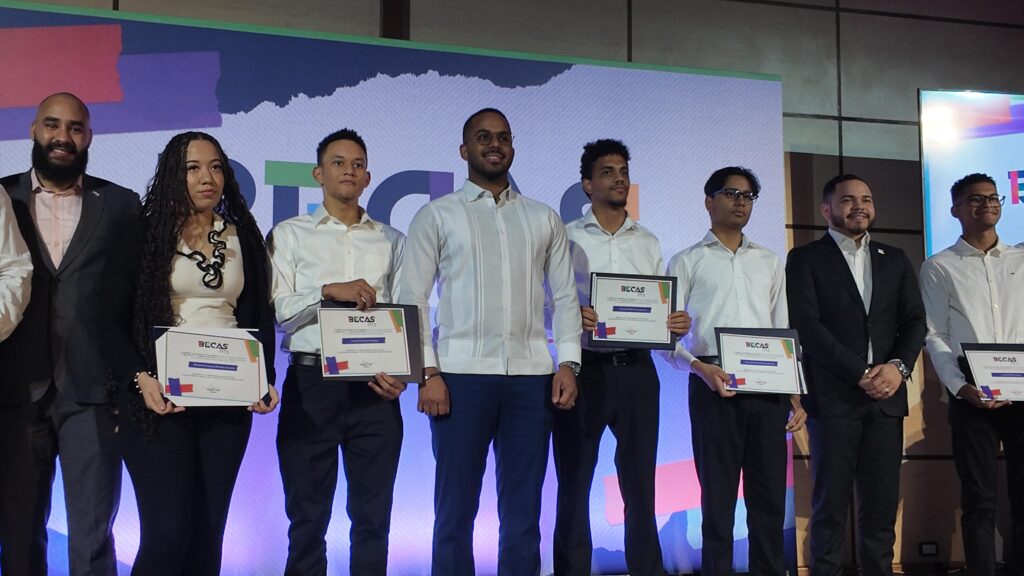 ITLA impulsa talento joven con entrega de más de 100 becas
