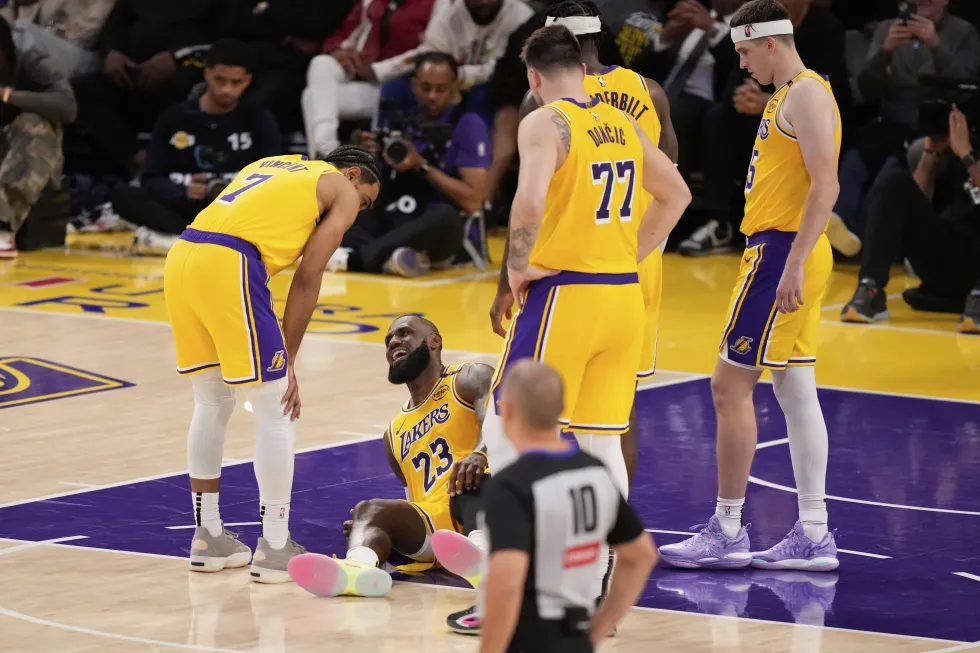 LeBron James sufre lesión de ligamento en la rodilla durante eliminación de los Lakers ante Minnesota
