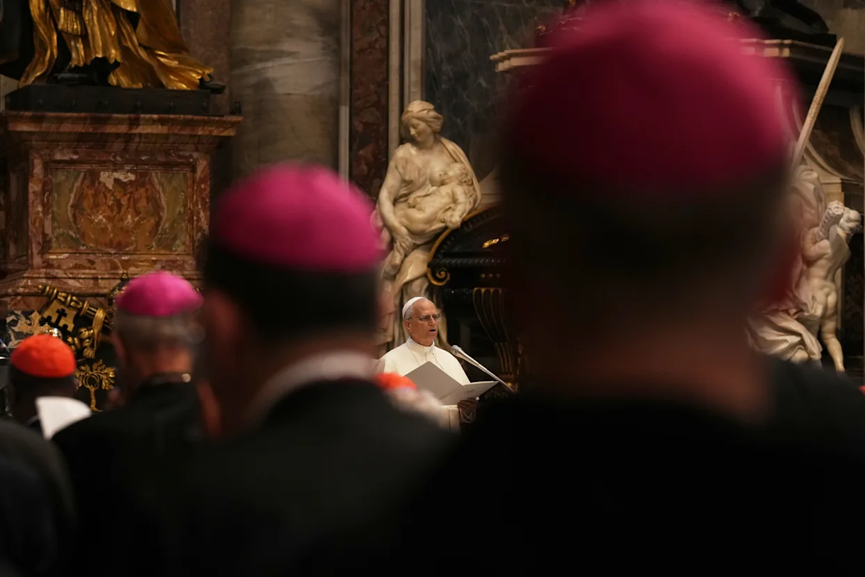 El papa mantiene el celibato y exige justicia ante abusos