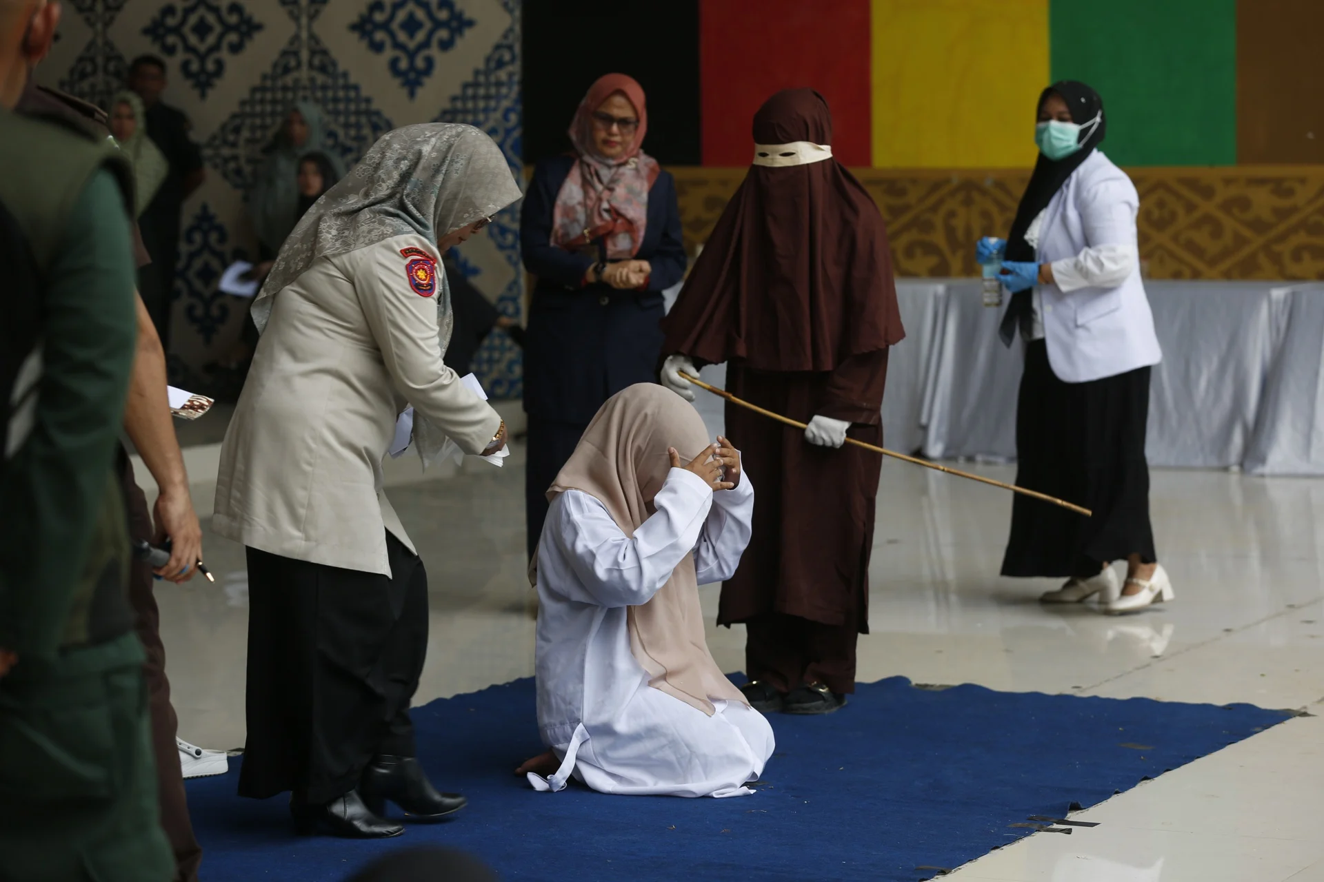 Mujer es castigada con 100 latigazos en público en Indonesia