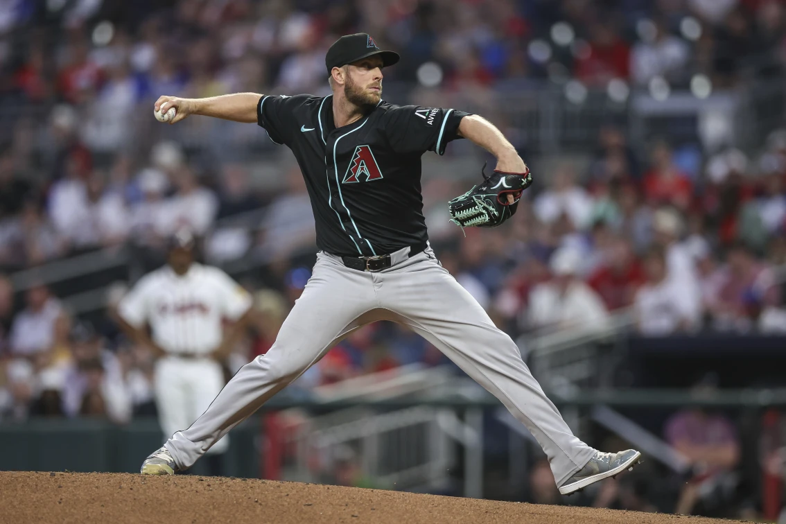 Merrill Kelly domina en la lomita y guía a Diamondbacks a triunfo 2-1 sobre Bravos
