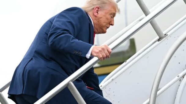 donald-trump-subiendo-escaleras-de-avion-608x342.jpg
