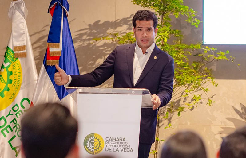 Senador Omar Fernández participa en encuentro con la Cámara de Comercio y Producción de La Vega