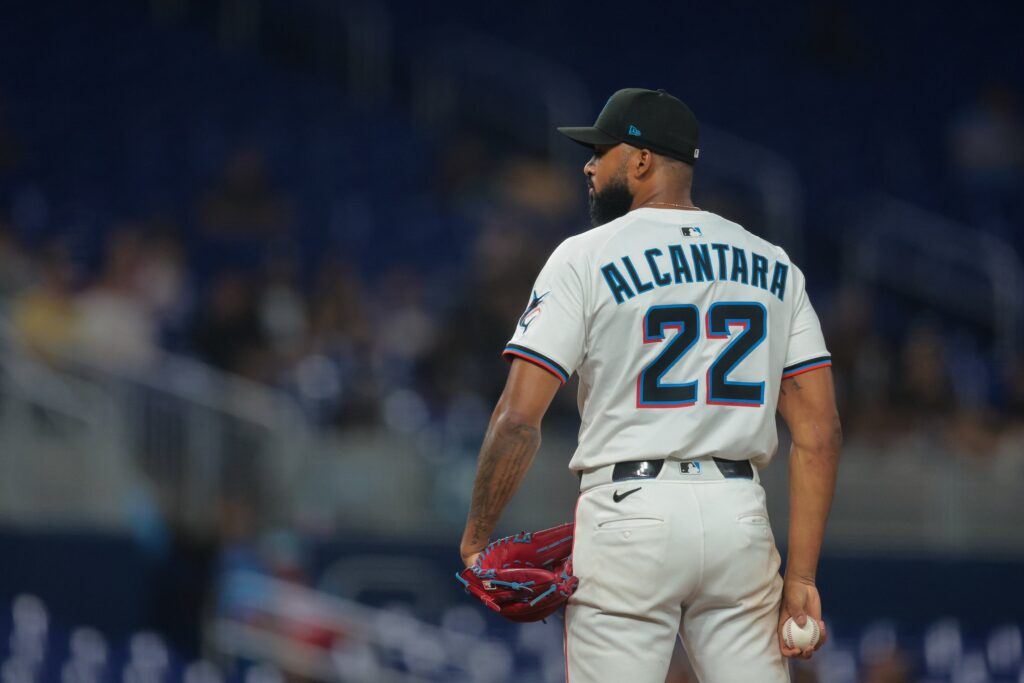 Los Cachorros de Chicago muestran interés en Sandy Alcántara y otros abridores ante caída de rendimiento