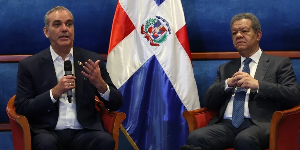 Luis Abinader y Leonel Fernández intercambian ideas en el encuentro sobre Haití