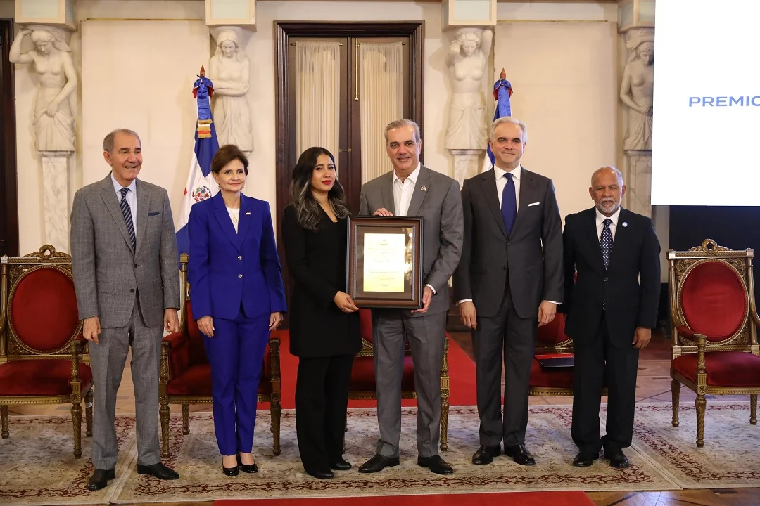 Presidente Abinader entrega Premio la Excelencia Magisterial