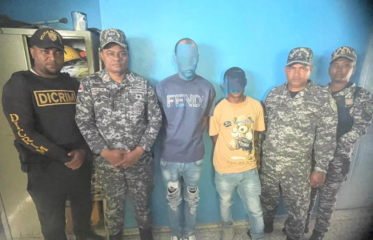 Policía apresa a dos hombres con arma de fuego ilegal